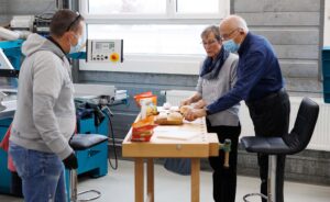 Unsere Hobelbank haben kurzerhand zur Bar umfunktioniert. In diesem Ambiente haben wohl nur wenige bisher ihre Wurst genossen.