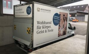 Bereit für die nächste Lieferung der «JENNY & WEBER»-Infrarotkabinen: Der neu beschriftete JEWE-Transporter.