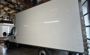 Bereit zur Fahrzeugbeschriftung: der JEWE-Transporter blitzblank gewaschen.