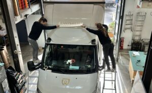Das Beschriftungsteam der Nolina applica GmbH bei der Arbeit.