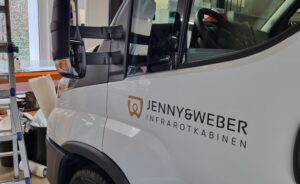 Fertig beschriftete Fahrertüre des JEWE-Transporters.