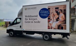 Fertig für den Einsatz: Die neue Fahrzeugbeschriftung der «JENNY & WEBER»-Infrarotkabinen