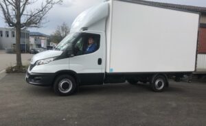 Kurt Spühler fährt los Richtung Rickenbach zur Fahrzeugbeschriftung.