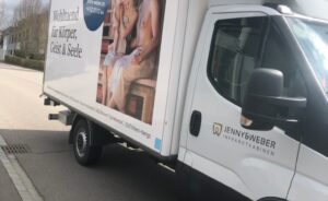 Kurt Spühler kommt mit der neuen JEWE-Fahrzeugbeschrfitung wieder zurück nach Seuzach.