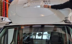 Letzte Arbeiten am Dach des JEWE-Transporters.