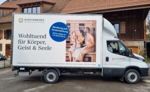 Seitenansicht der JEWE-Fahrzeugbeschriftung.