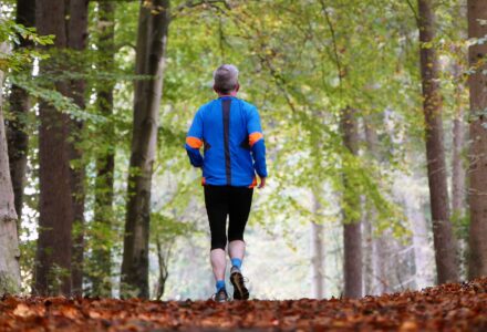 Sport im Herbst: Jogging im Wald. © pixabay.com: Dominic Winkel.